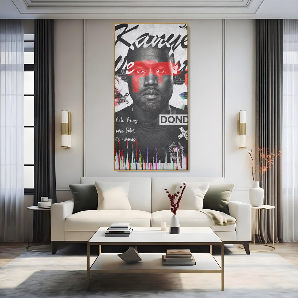 Tablou canvas cu tablou canvas cu portretul stilizat al lui kanye west, in rama de aluminiu auriu, pe perete intr-un living